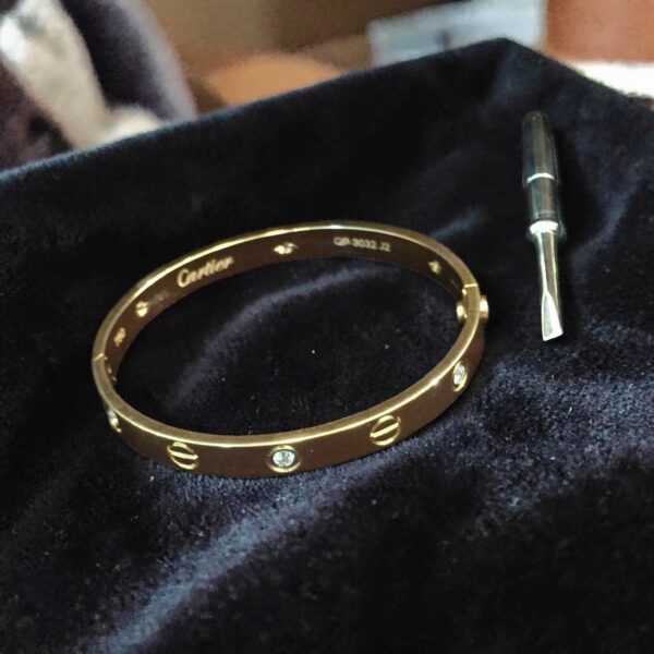 0.74 Cts Round Brilliant F/VS1 Diamonds Unisex Love Screw Bracelet 18K Rose Gold