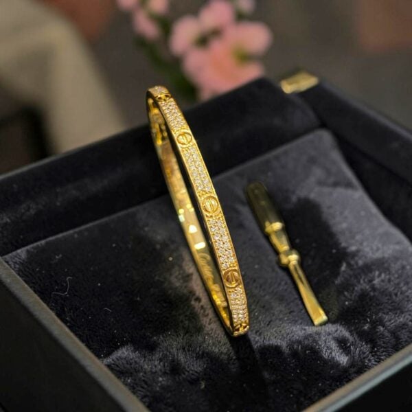 B-136 (29) 1.51 Cts Round Brilliant F/VS1 Diamonds Unisex Love Screw Bracelet in 14K Yellow Gold