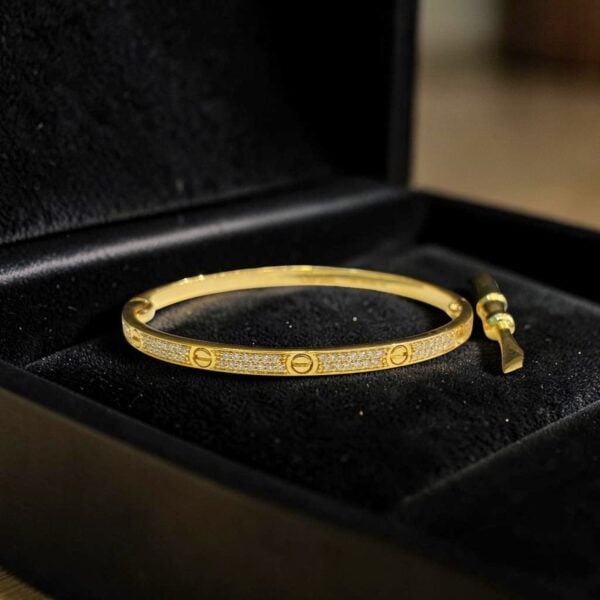 B-136 (30) 1.51 Cts Round Brilliant F/VS1 Diamonds Unisex Love Screw Bracelet in 14K Yellow Gold