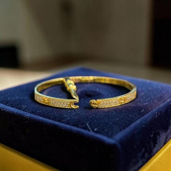 B-136 (32) 1.51 Cts Round Brilliant F/VS1 Diamonds Unisex Love Screw Bracelet in 14K Yellow Gold