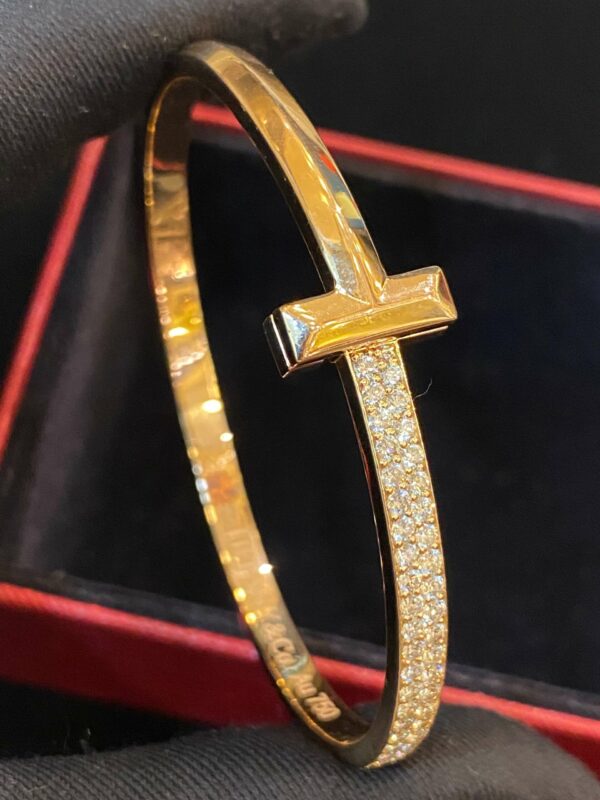 Stunning 2.98 Cts Round Brilliant Cut Diamonds T1 Wide Hinged Bracelet In 18K Gold