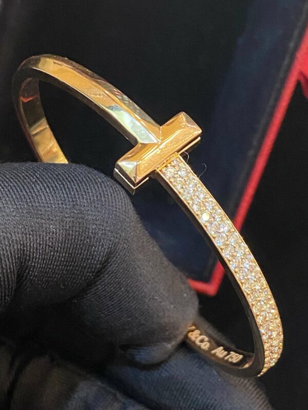 Stunning 2.98 Cts Round Brilliant Cut Diamonds T1 Wide Hinged Bracelet In 18K Gold