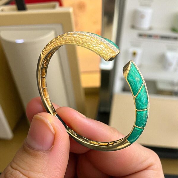 Pave 1.13 Cts Round Brilliant Cut F/VS1 Diamonds Enameled Cuff Bracelet 14K Gold