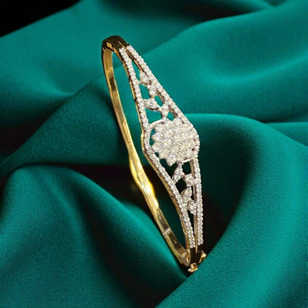 Pave 1.50 Cts F/VS1 Round Brilliant Cut Diamonds Statement Bracelet In 14K Gold