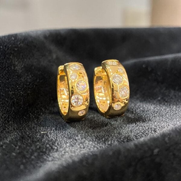 0.70 Cts Round Brilliant F/VS1 Scattered Diamonds Unisex Huggie Earrings 18K Gold