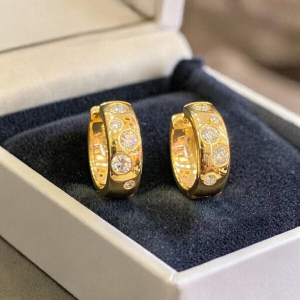 0.70 Cts Round Brilliant F/VS1 Scattered Diamonds Unisex Huggie Earrings 18K Gold