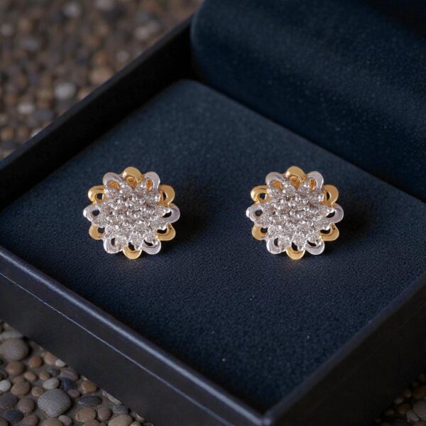 E-178 (7) Pave 0.98 Cts Round Brilliant F/VS1 Diamonds Snowflake Stud Earrings In 14K Gold