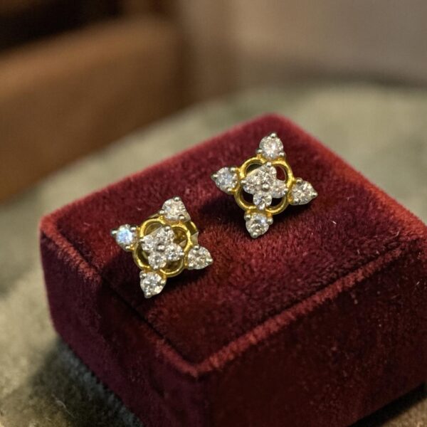Classy 0.60 Cts Round Brilliant Cut F/VS1 Diamonds Stud Earrings 14K Yellow Gold