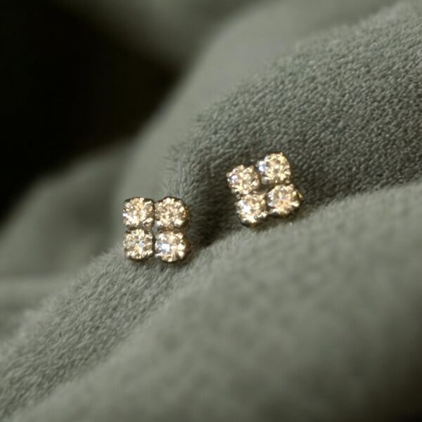 E-246 (17) Stunning 0.40 Cts Round Brilliant Cut F/VS1 Diamonds Stud Earrings In 14K Gold
