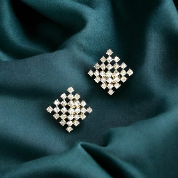 Exquisite 0.80 Cts Round Brilliant F/VS1 Diamonds Stud Earrings In 14K Gold