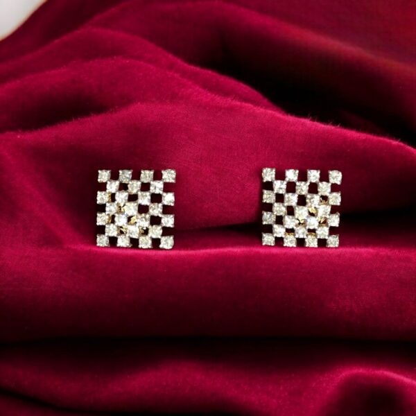 Exquisite 0.80 Cts Round Brilliant F/VS1 Diamonds Stud Earrings In 14K Gold
