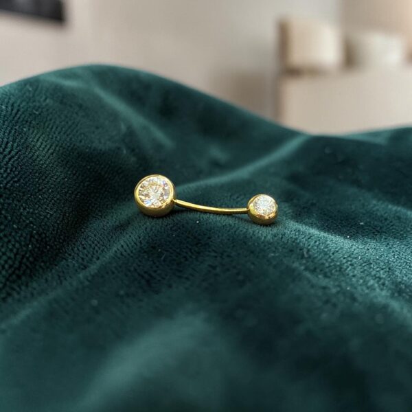 GIA Certified 1.25 Cts Round Brilliant F/VS1 Diamonds Belly Button In 18K Gold