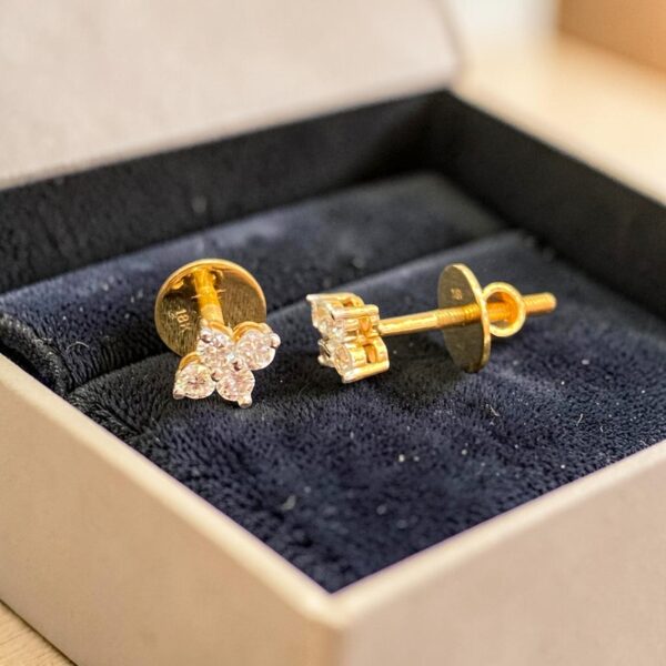 Classy 0.30 Cts Round Brilliant F/VS1 Diamonds Stud Earrings In 18K Yellow Gold