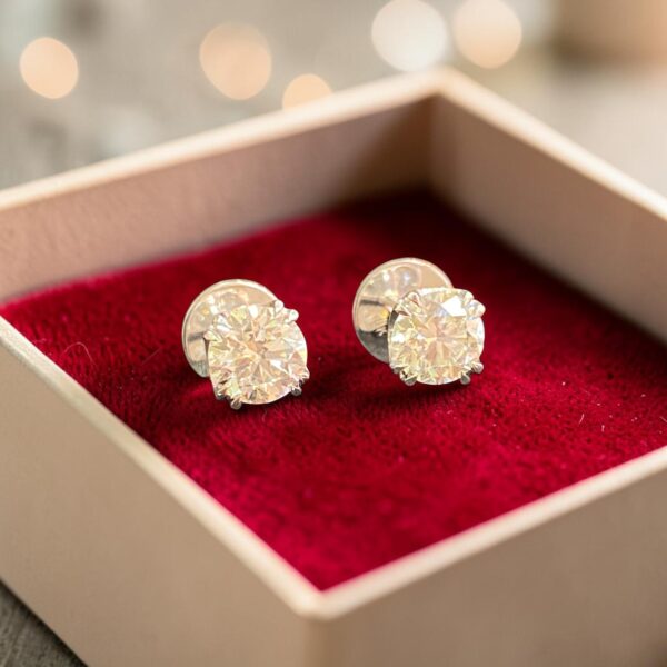 1.50 Cts Round Brilliant GIA Certified F/VS1 Diamonds Stud Earrings In 18K Gold