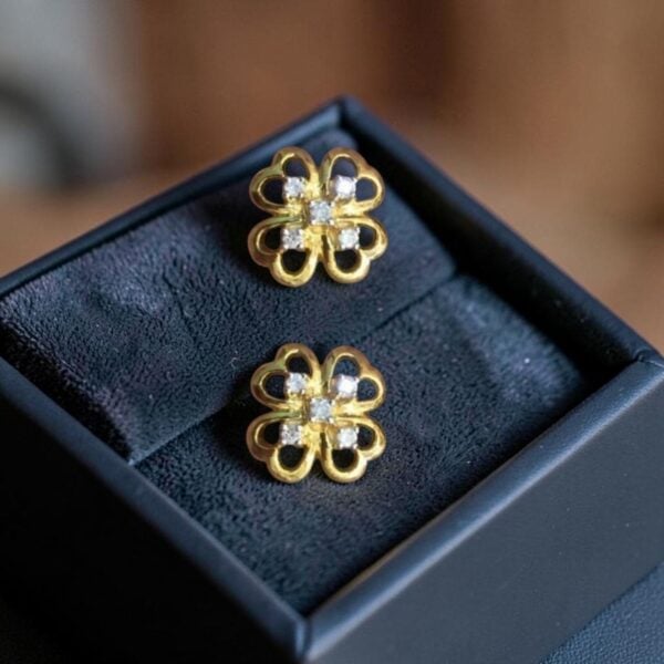 E-312 (11) 0.30 Cts Round Brilliant F/VS1 Diamonds Floral Stud Earrings In 18K Yellow Gold