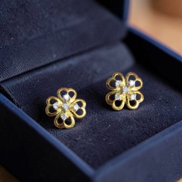 E-312 (13) 0.30 Cts Round Brilliant F/VS1 Diamonds Floral Stud Earrings In 18K Yellow Gold