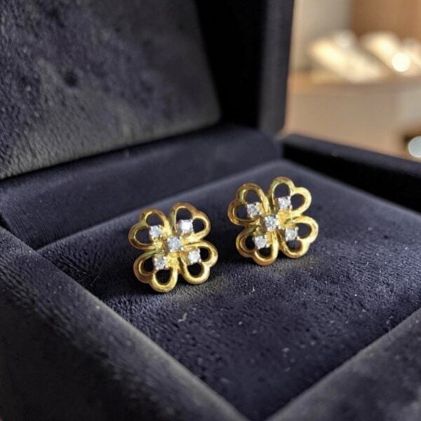 E-312 (8) 0.30 Cts Round Brilliant F/VS1 Diamonds Floral Stud Earrings In 18K Yellow Gold