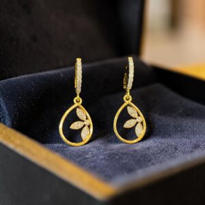 Pavé 0.60 Cts Round Brilliant F/VS1 Diamonds Dangle Earrings In 14K Yellow Gold