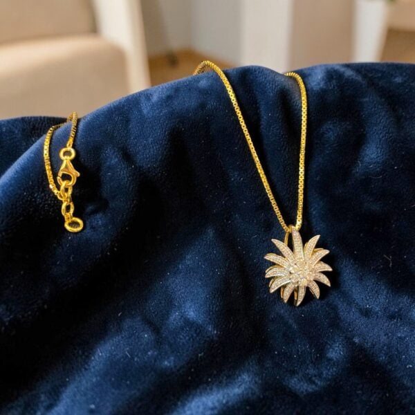 E-607-P (18) Beautiful 0.66 Cts Round Brilliant F/VS1 Diamonds Sunburst Necklace In 14K Gold