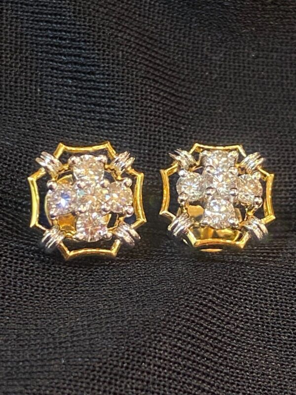 Stunning 1 Carats Round Brilliant Cut Natural Diamonds Stud Earrings In 18K Gold