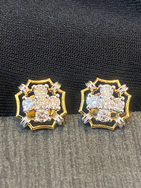 Stunning 1 Carats Round Brilliant Cut Natural Diamonds Stud Earrings In 18K Gold