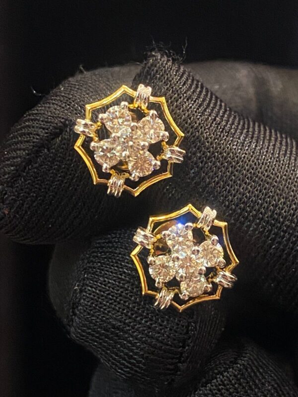 Stunning 1 Carats Round Brilliant Cut Natural Diamonds Stud Earrings In 18K Gold