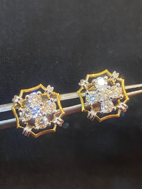 Stunning 1 Carats Round Brilliant Cut Natural Diamonds Stud Earrings In 18K Gold