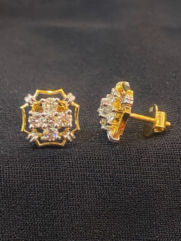Stunning 1 Carats Round Brilliant Cut Natural Diamonds Stud Earrings In 18K Gold