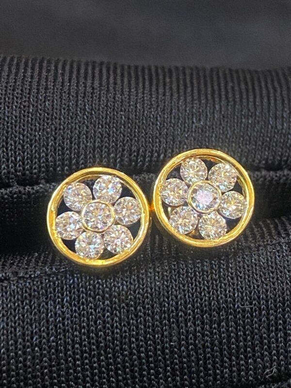 E-659 (1) Pave 1.10 Cts Round Brilliant Cut Diamonds Floral Stud Earrings In 750 18K Gold