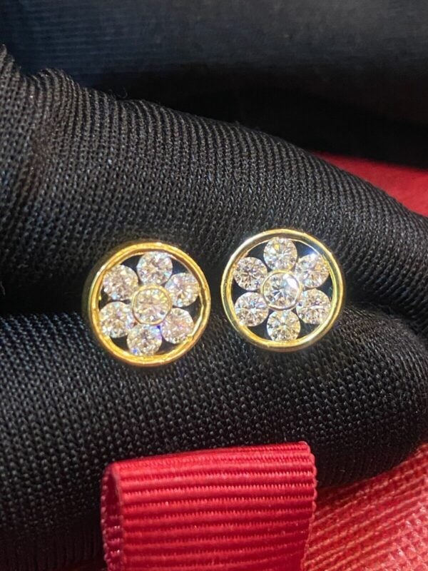 E-659 (10) Pave 1.10 Cts Round Brilliant Cut Diamonds Floral Stud Earrings In 750 18K Gold