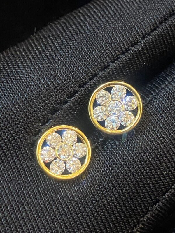E-659 (9) Pave 1.10 Cts Round Brilliant Cut Diamonds Floral Stud Earrings In 750 18K Gold