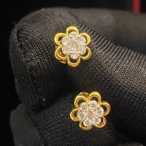 Stunning 0.38 Cts Round Brilliant Cut Diamonds Floral Stud Earrings In 18K Gold