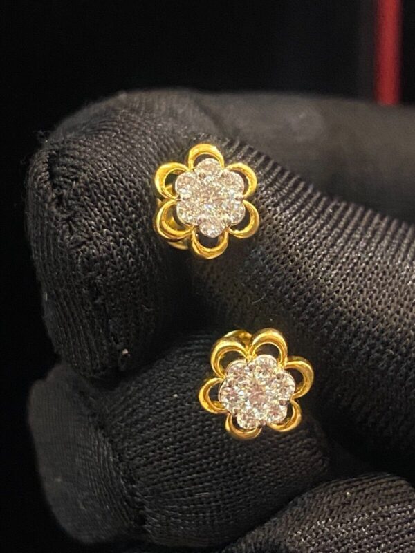 E-663 (1) Stunning 0.38 Cts Round Brilliant Cut Diamonds Floral Stud Earrings In 18K Gold