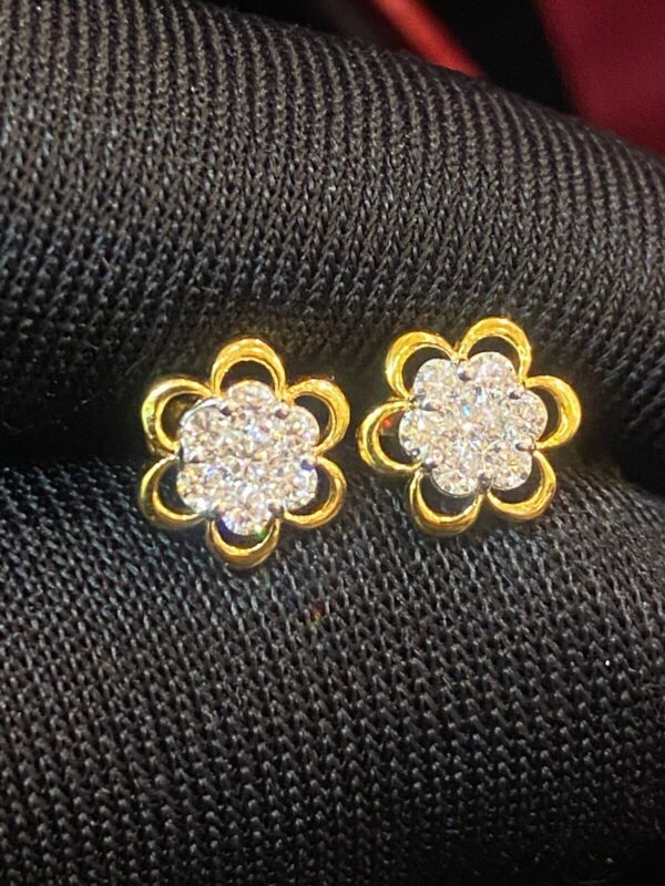 E-663 (2) Stunning 0.38 Cts Round Brilliant Cut Diamonds Floral Stud Earrings In 18K Gold