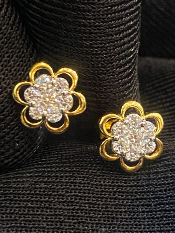 E-663 (3) Stunning 0.38 Cts Round Brilliant Cut Diamonds Floral Stud Earrings In 18K Gold