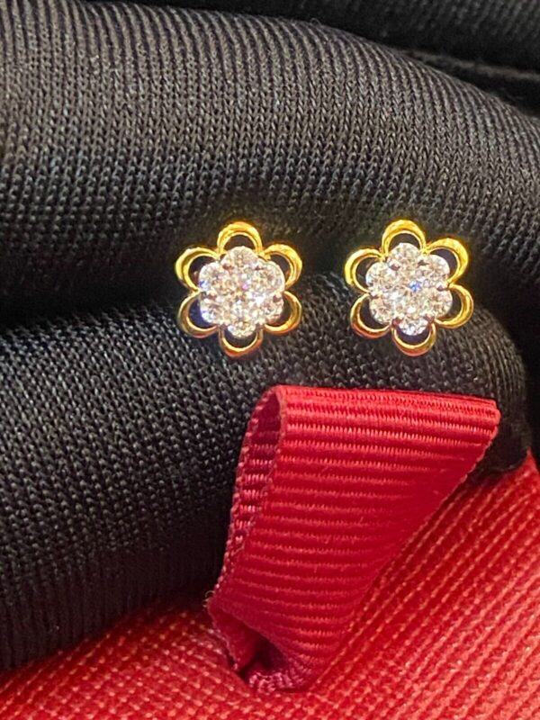 E-663 (6) Stunning 0.38 Cts Round Brilliant Cut Diamonds Floral Stud Earrings In 18K Gold