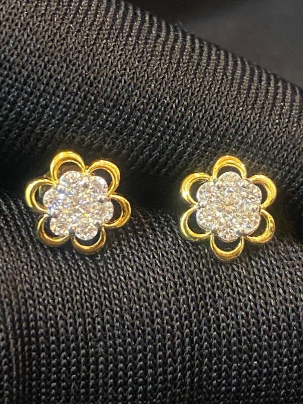 E-663 (8) Stunning 0.38 Cts Round Brilliant Cut Diamonds Floral Stud Earrings In 18K Gold