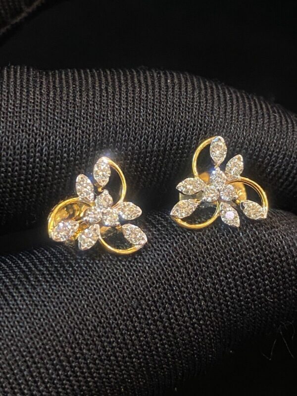 Stunning 1/2 Cts Round Brilliant Cut Natural Diamonds Stud Earrings In 18K Gold