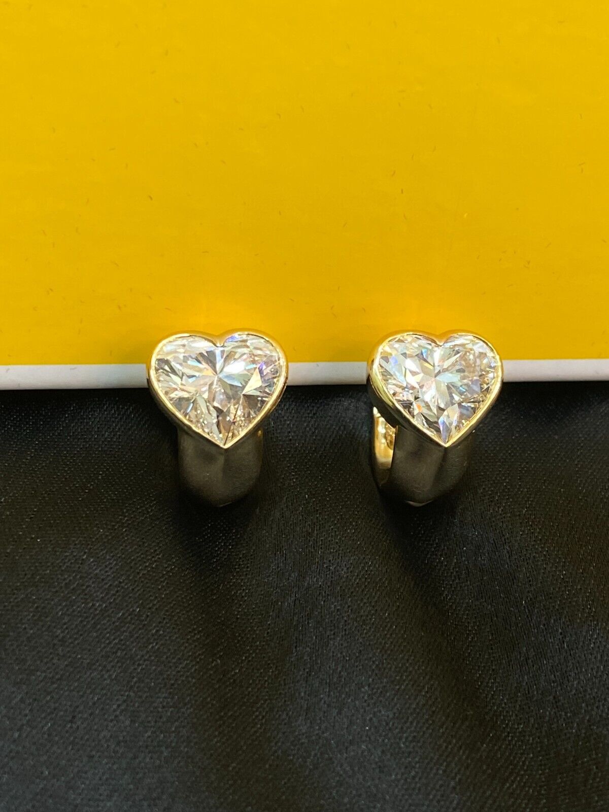 Boucles D'Oreilles Huggie 18K Or - 4 Cts Diamants Cœur GIA - Fiançailles Anniversaire
