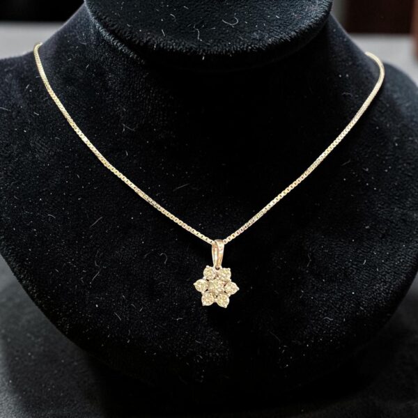 Beautiful 0.72 Cts Round Brilliant F/VS1 Diamonds Floral Necklace 18K White Gold