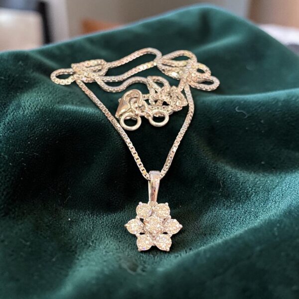 Beautiful 0.72 Cts Round Brilliant F/VS1 Diamonds Floral Necklace 18K White Gold