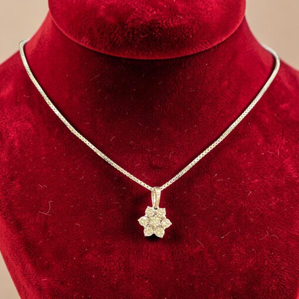 Beautiful 0.72 Cts Round Brilliant F/VS1 Diamonds Floral Necklace 18K White Gold