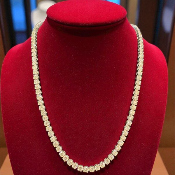 31.50 Cts F/VS1 Round Brilliant IGI Certified Diamonds Unisex Necklace 18K Gold