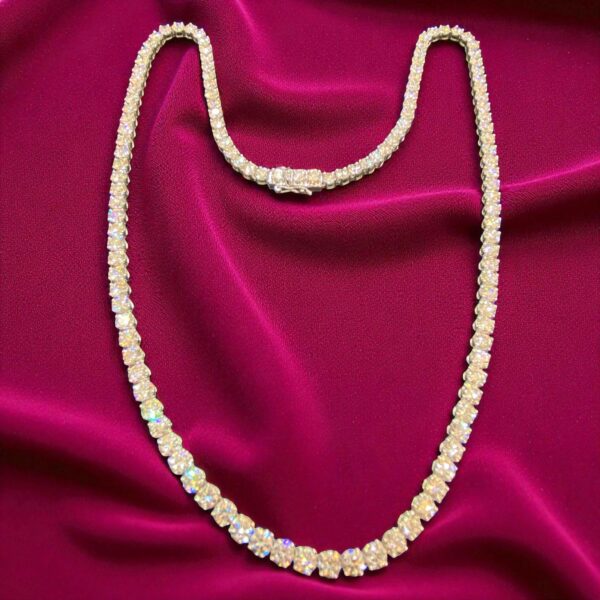 31.50 Cts F/VS1 Round Brilliant IGI Certified Diamonds Unisex Necklace 18K Gold