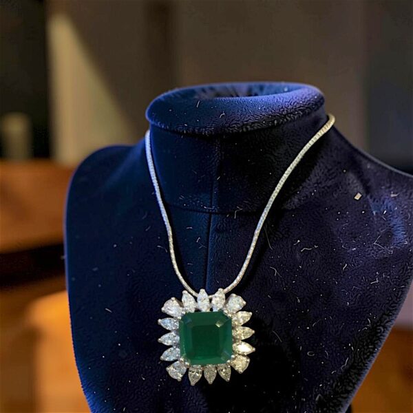 5.50 Cts Marquise Pear Shape F/VS1 Diamonds Emerald Necklace 18K Gold