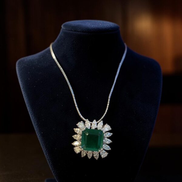 5.50 Cts Marquise Pear Shape F/VS1 Diamonds Emerald Necklace 18K Gold