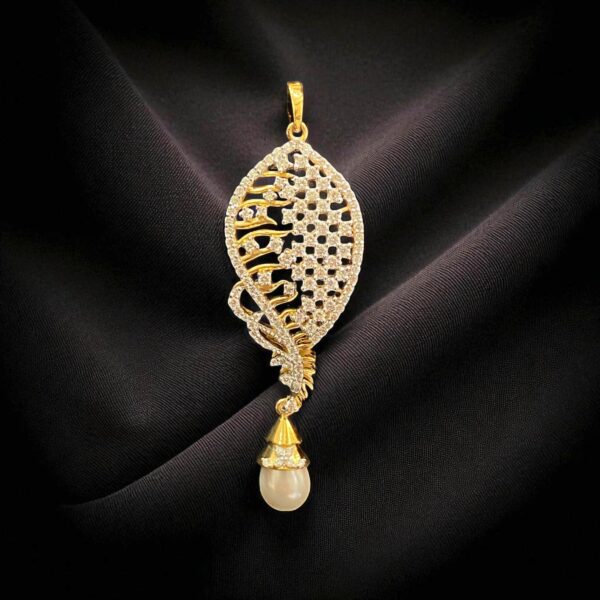 P-051 (29) 1.66 Cts Round Brilliant Cut F/VS1 Diamonds Feather Charm Pendant in 14K Yellow Gold