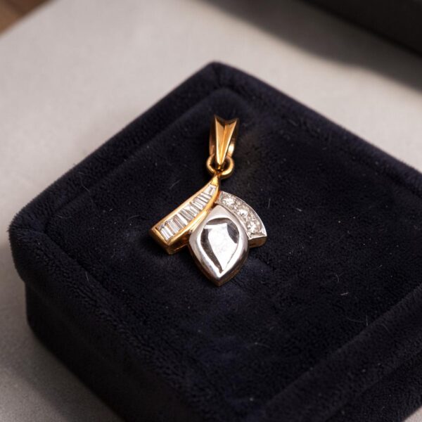 Stunning 0.60 Cts Round Baguette Shape F/VS1 Diamonds Pendant In 14K Yellow Gold