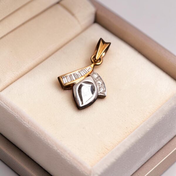 Stunning 0.60 Cts Round Baguette Shape F/VS1 Diamonds Pendant In 14K Yellow Gold