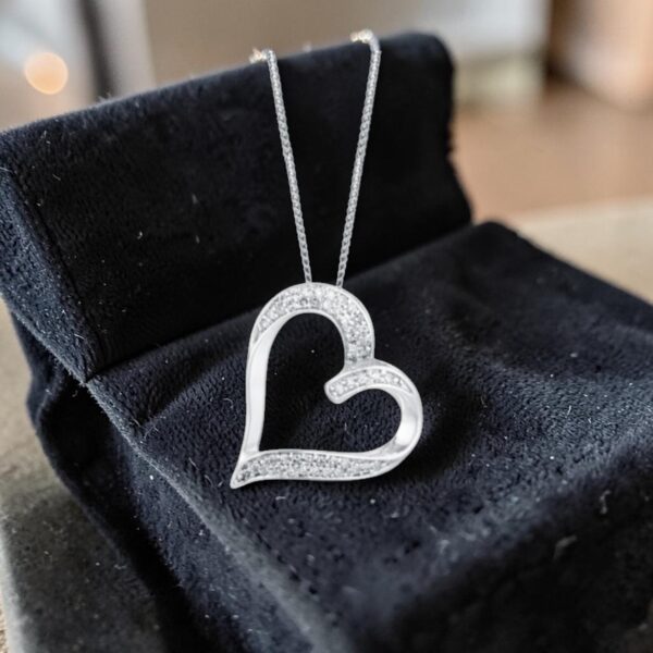 Beautiful 0.40 Cts Round Brilliant F/VS1 Diamonds Heart Pendant 14K White Gold